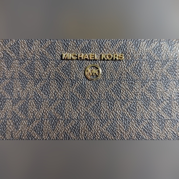 NWT Michael Kors Jet Set Charm small oval camera crossbody brown/acorn gold hw - Picture 3 of 10